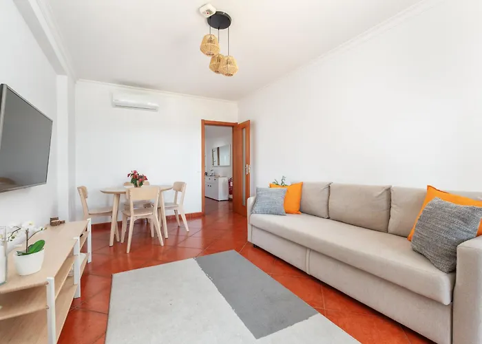 Homes With Cozy Terrace & 2 Swimming Pools Near The Heart *