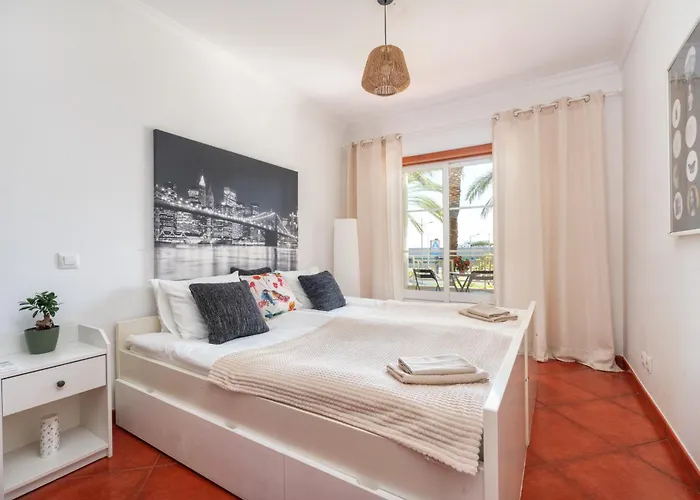 Homes With Cozy Terrace & 2 Swimming Pools Near The Heart דירה