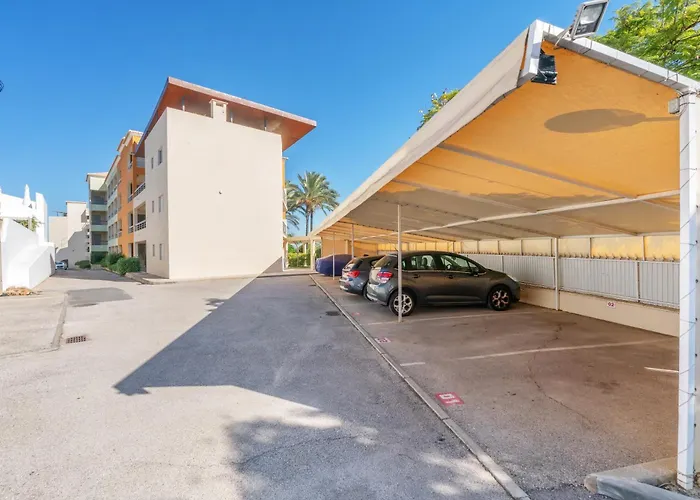 דירה Homes With Cozy Terrace & 2 Swimming Pools Near The Heart