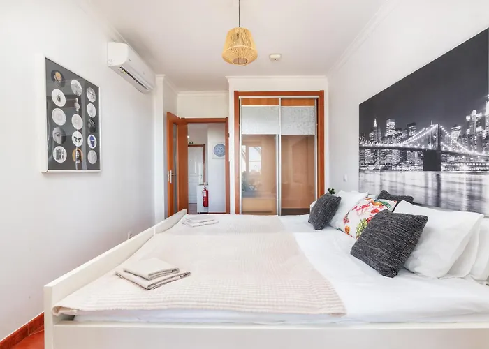 Homes With Cozy Terrace & 2 Swimming Pools Near The Heart דירה *