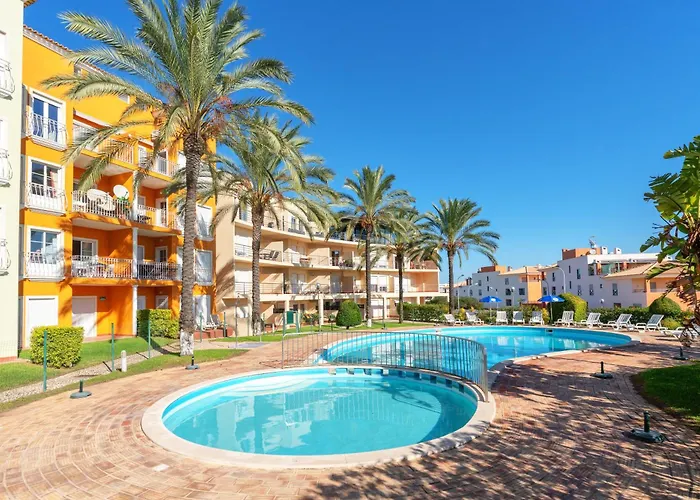 Homes With Cozy Terrace & 2 Swimming Pools Near The Heart *