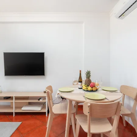 Apartment Homes With Cozy Terrace & 2 Swimming Pools Near The Heart *