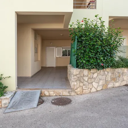 Apartment Homes With Cozy Terrace & 2 Swimming Pools Near The Heart *