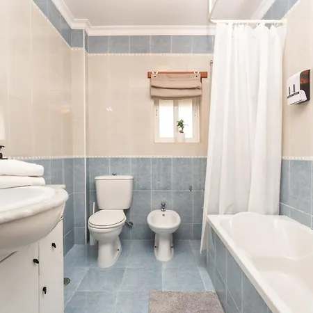 Apartment Homes With Cozy Terrace & 2 Swimming Pools Near The Heart *