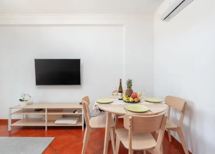 Homes With Cozy Terrace & 2 Swimming Pools Near The Heart