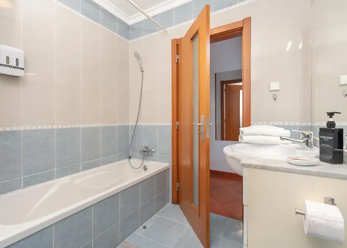 Homes With Cozy Terrace & 2 Swimming Pools Near The Heart アパート アルブフェイラ