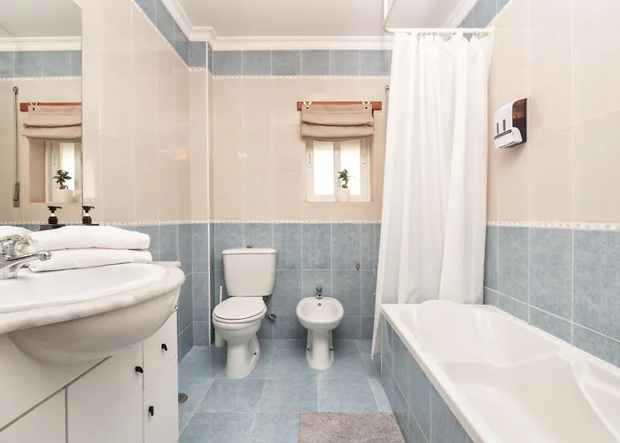 Homes With Cozy Terrace & 2 Swimming Pools Near The Heart *