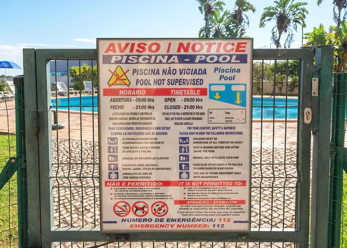 Homes With Cozy Terrace & 2 Swimming Pools Near The Heart