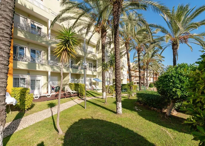 Homes With Cozy Terrace & 2 Swimming Pools Near The Heart *